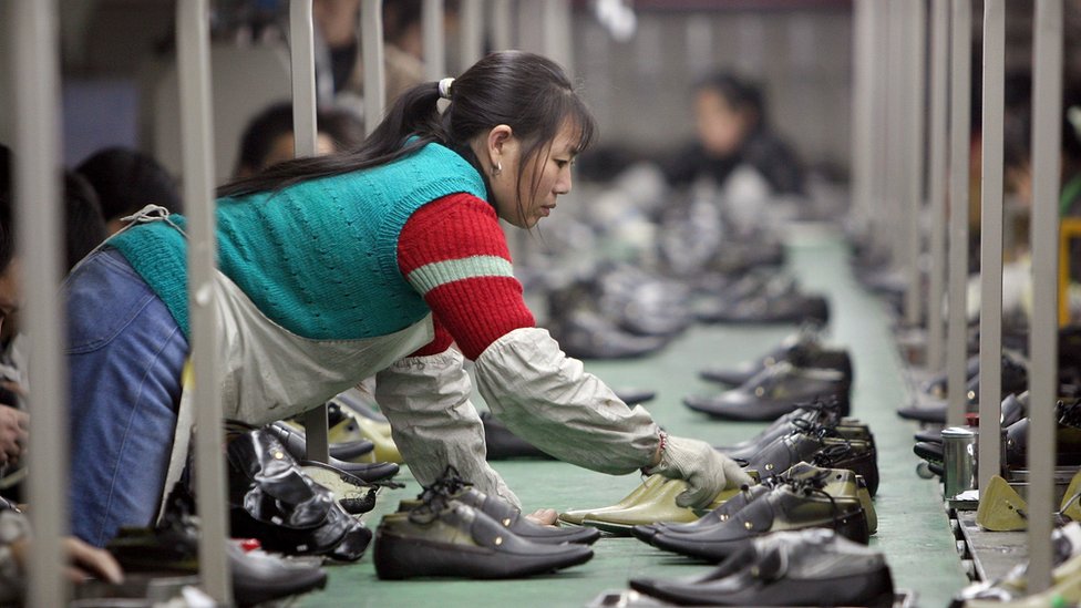 Una trabajadora en una fábrica de zapatos en China