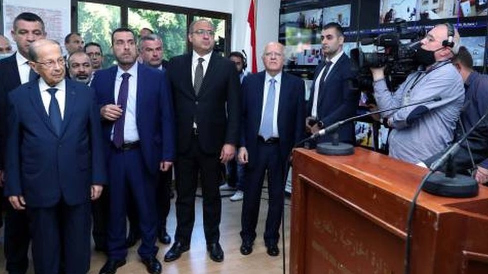 الرئيس اللبناني ميشيل عون يزور مركز مراقبة الانتخابات في مبنى وزارة الخارجية مع إنطلاق عملية التصويت للبنانيين في الخارج في 9 مايو/ أيار