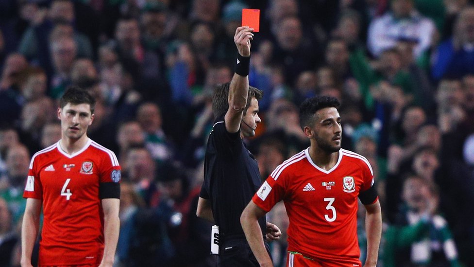 Las tarjetas rojas son uno de los cuatro incidentes que podrán ser analizados por el VAR. Tarjeta Roja