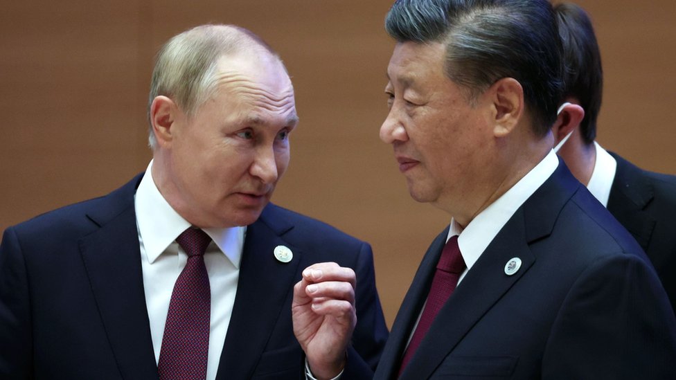 الرئيس الروسي فلاديمير بوتين يتحدث مع الرئيس الصيني شي جينبينغ في أوزبكستان في سبتمبر/أيلول 2022