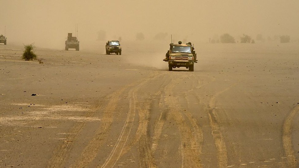 Транспортные средства, перевозящие французских и малийских солдат в северном регионе Тимбукту в Мали - 2015