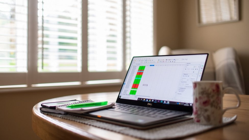 Una computadora con una planilla de Excel en casa.