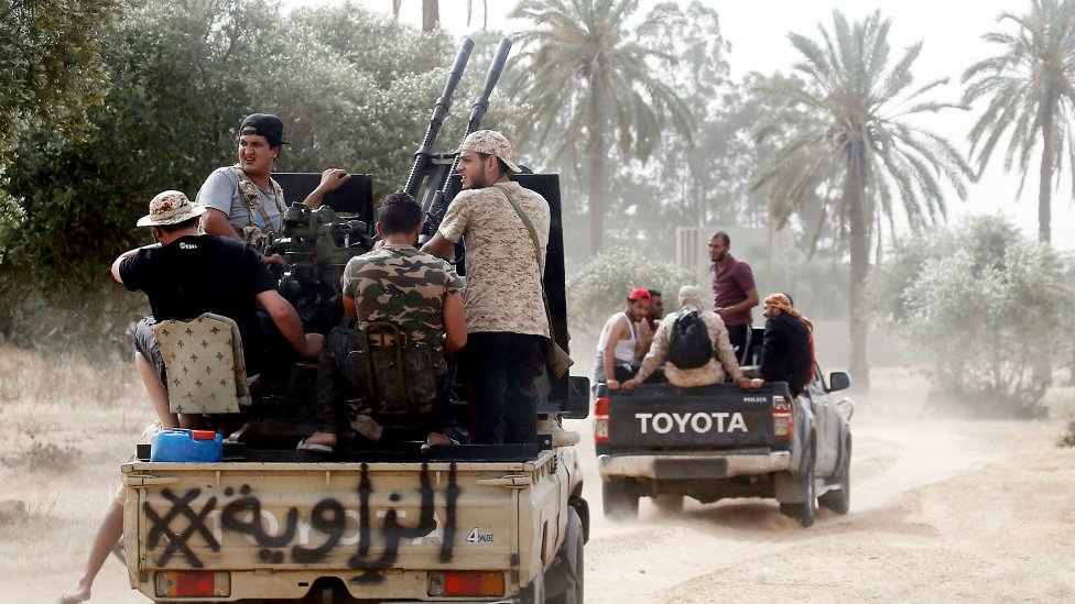 Вооруженные ополченцы на грузовиках в Триполи, Ливия - июнь 2019 г.