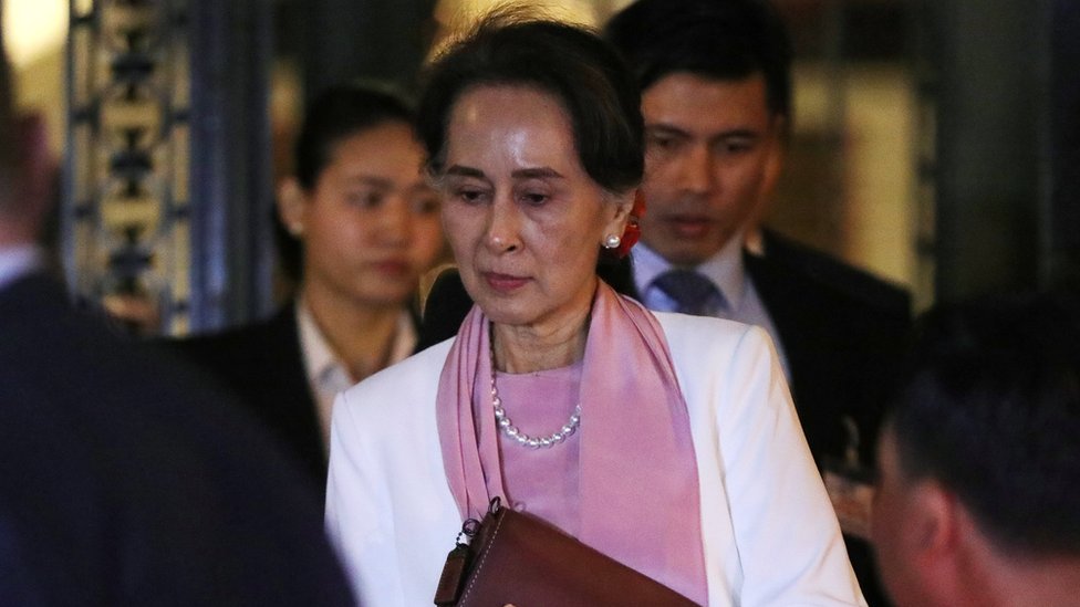 Лидер Мьянмы Аунг Сан Су Чжи покидает Международный суд (ICJ), высший суд Организации Объединенных Наций, после судебных слушаний в Гааге, Нидерланды, 12 декабря 2019 г.