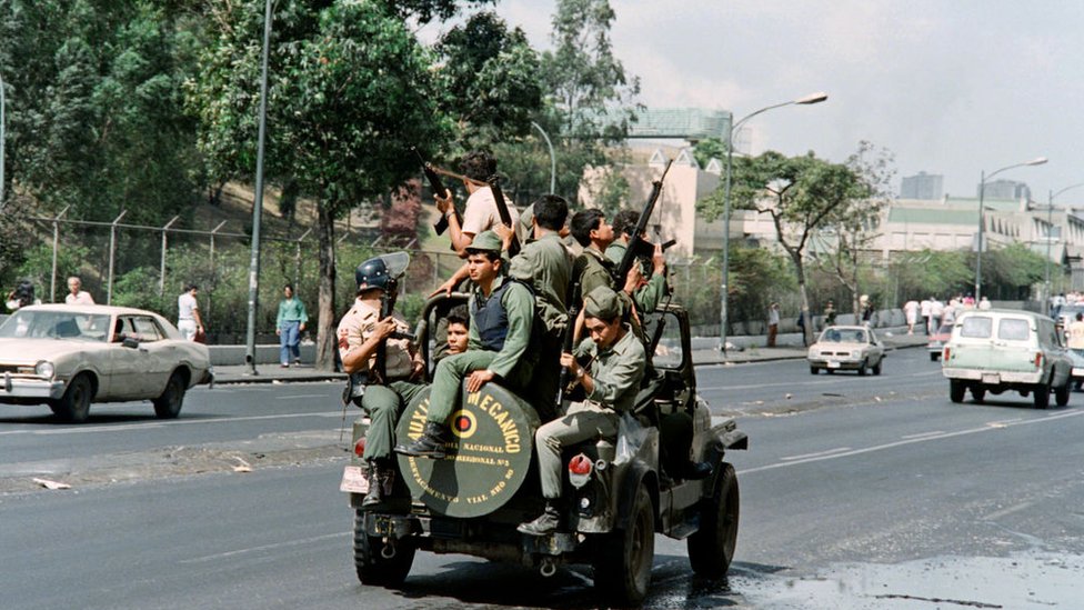 Ejército patrullando avenida en caracas.
