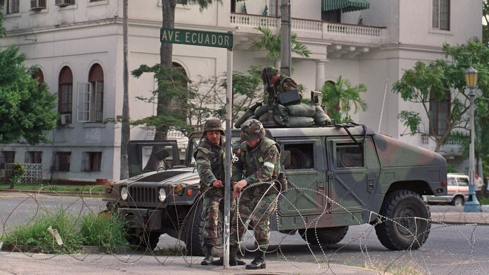 Войска США охраняют посольство Ватикана в Панама-Сити во время операции «Правое дело» 25 декабря 1989 года.