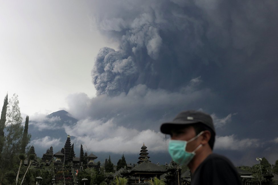 Вулкан на горе Агунг извергается из храма Бесаких в Карангасеме, Бали, Индонезия, 26 ноября 2017 года.