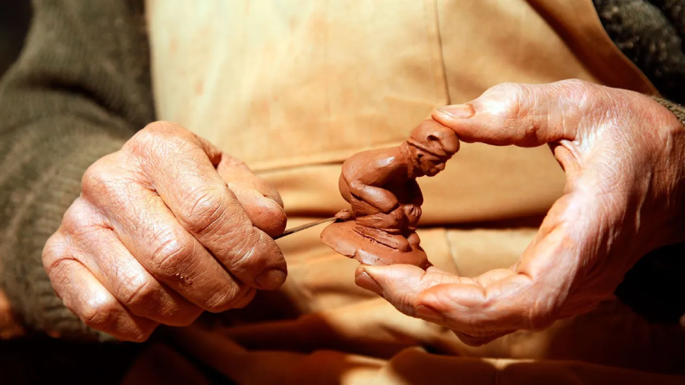 Los caganers tradicionales están hechos de arcilla, cocidos en un horno a más de 1000 grados centígrados y luego pintados a mano.