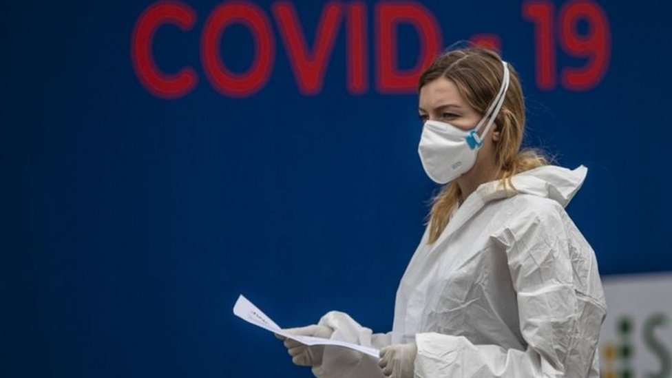 عاملة صحية مقنعة تقف بالقرب من مركز اختبار كوفيد - 19 في براغ، جمهورية التشيك في 17 سبتمبر/أيلول