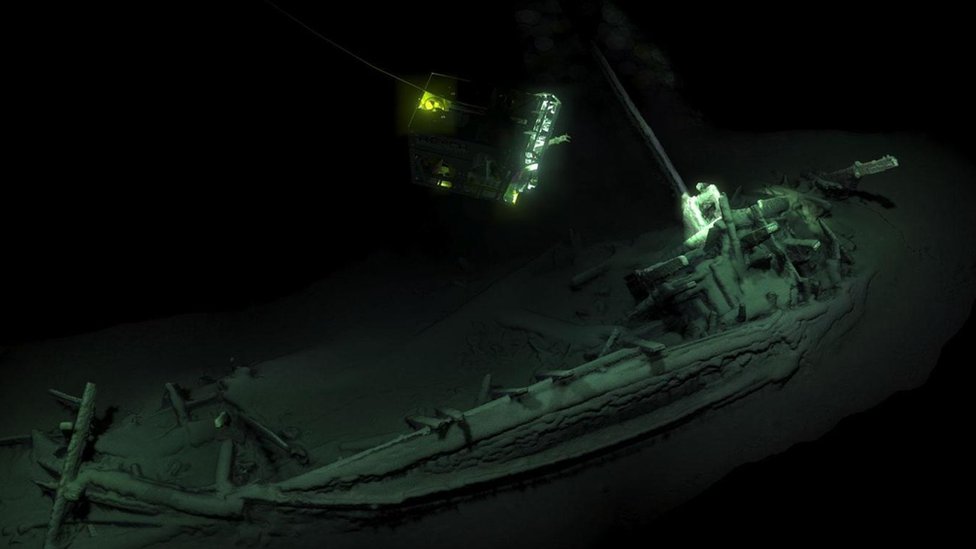 Exploración de restos de barcos en el fondo del mar.