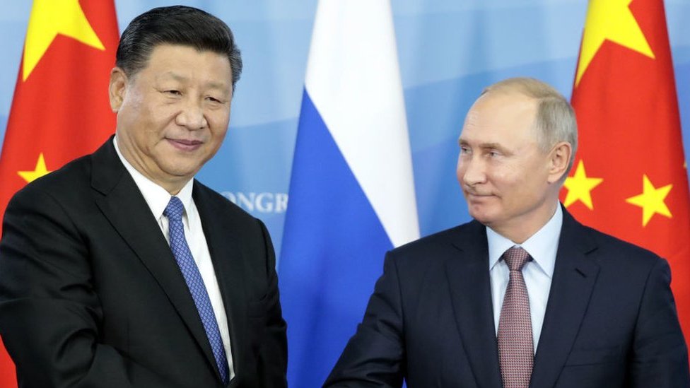 Xi Jinping junto a Vladimir Putin