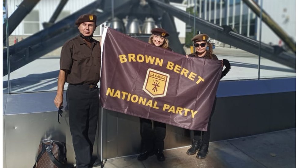 David Sánchez junto a otros miembros del Brown Beret National Party.