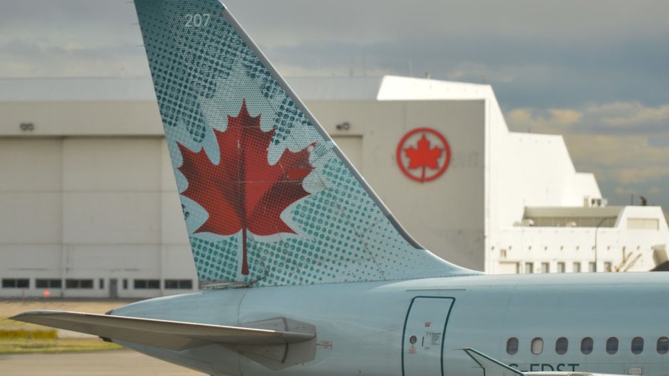 Avión con hoja de la bandera de Canadá.