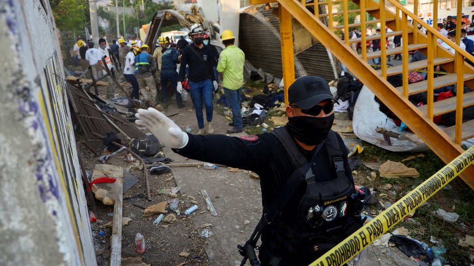 Meksika'da göçmenleri taşıyan kamyon devrildi, en az 53 kişi hayatını kaybetti