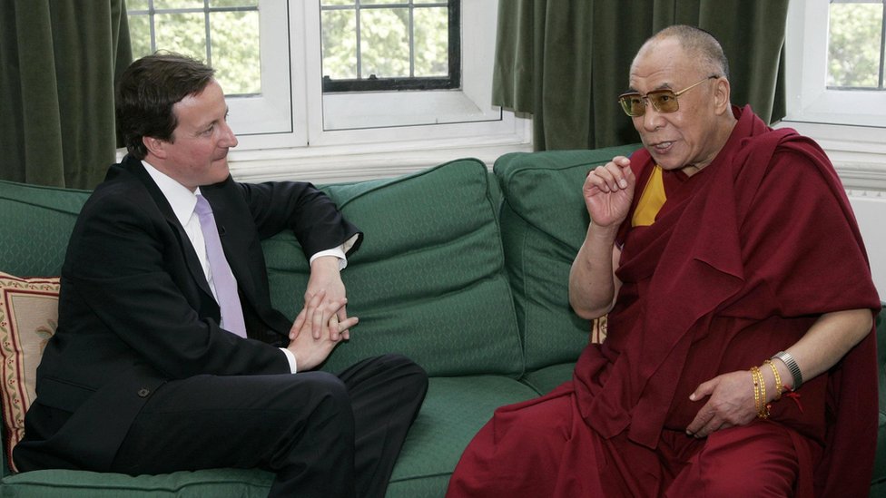 Лидер консервативной партии Дэвид Кэмерон встречается с Далай-ламой в здании парламента в Лондоне в 2008 году