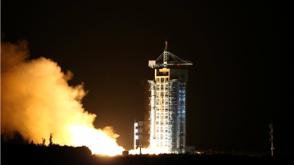 China lanzó un satélite de comunicación cuántica desde el desierto de Gobi en agosto de 2016. Rocket containing the world's first quantum satellite is launched in Jiuquan, Gansu Province, China, 16 August 2016.