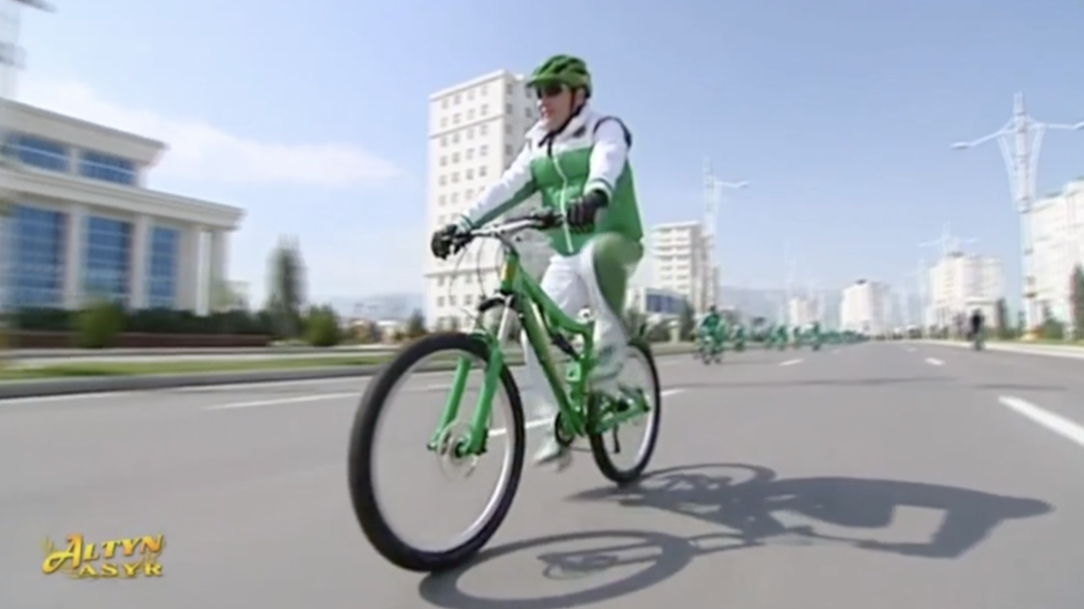 Гурбангулы Бердымухамедов на велосипеде (фото из архива)