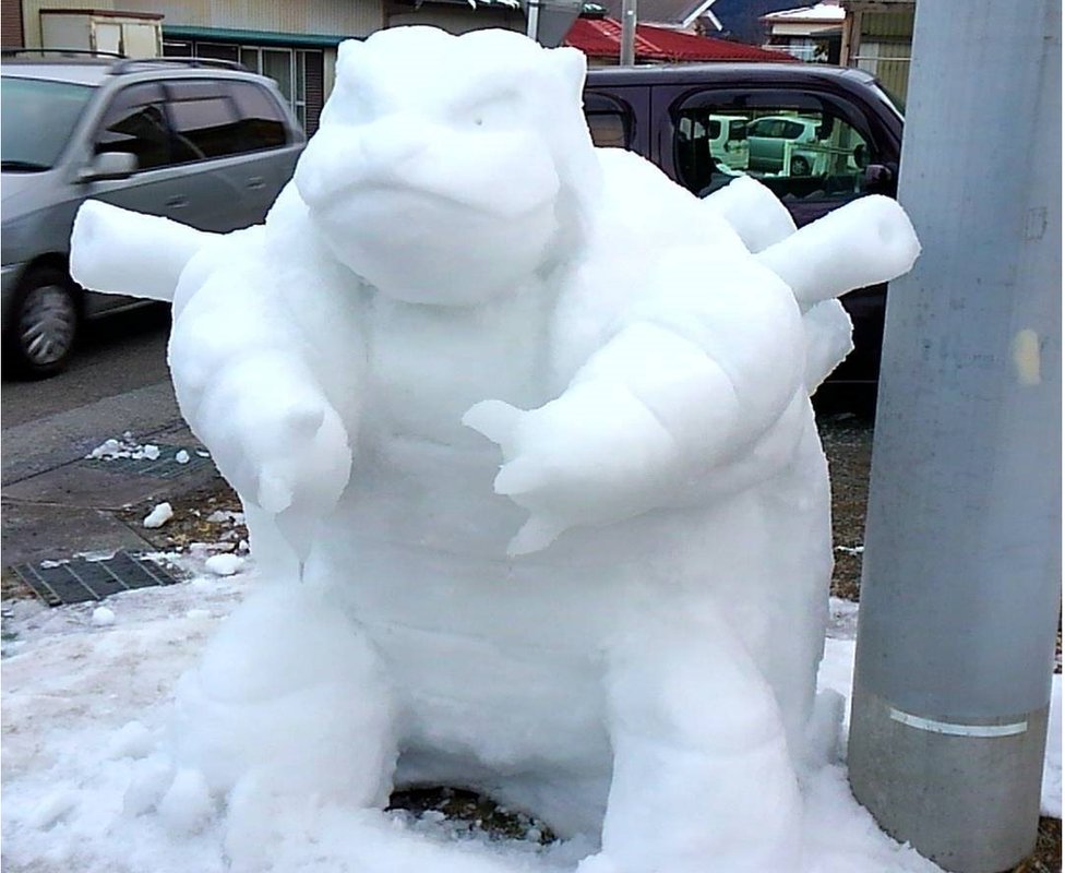 Снежное творение пользователя Instagram kazu.sae - персонаж Pokemon Kamex.