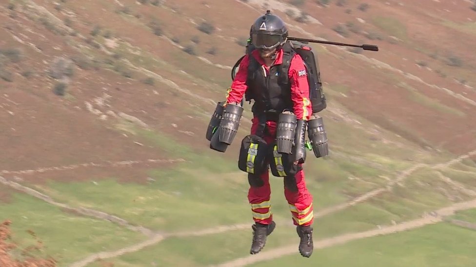 Tomorrow's cities: What it feels like to fly a jetpack - BBC News