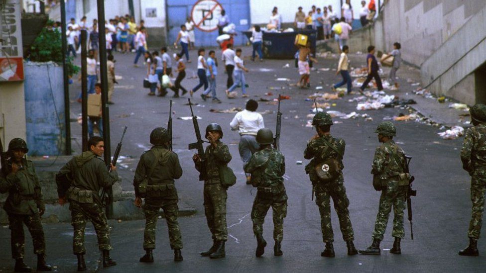Ejército en 1989 controlando la revuelta popular.