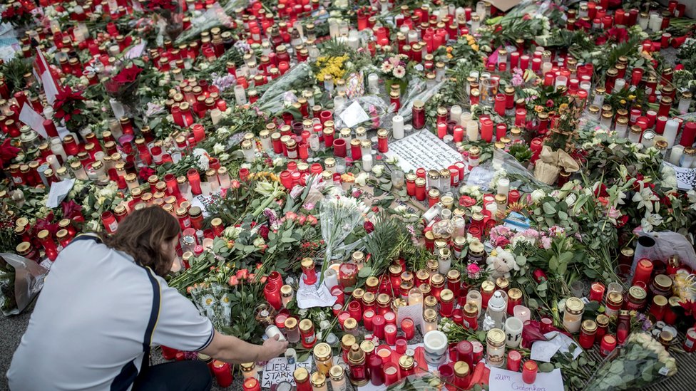 На площади Брайтшайдплац поставлены свечи и цветы в память о жертвах теракта 19 декабря в Берлине, Германия, 23 декабря 2016 г. || |