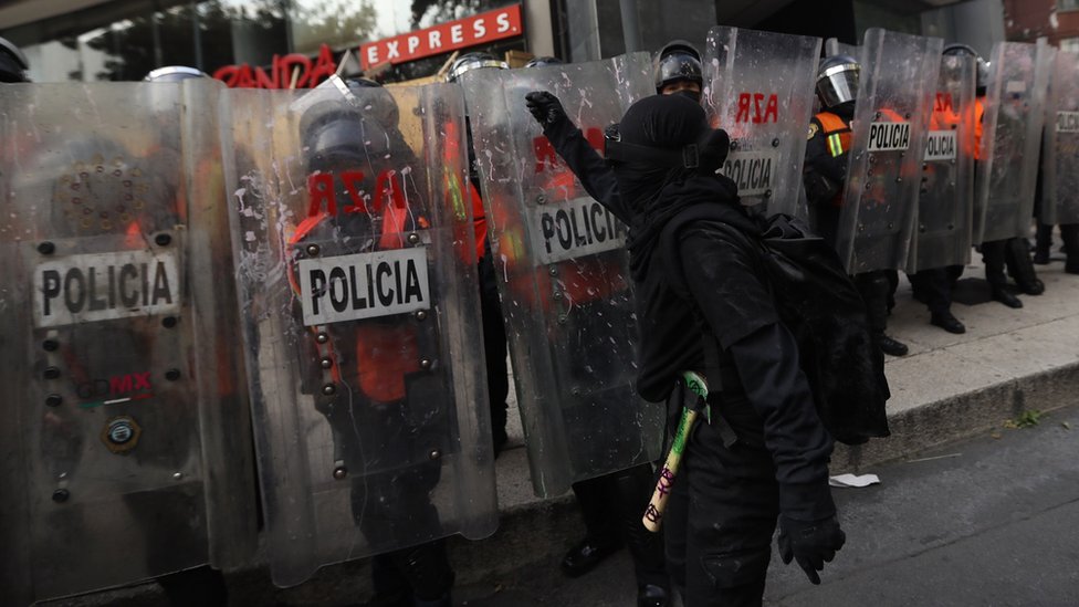 اشتبكت الشرطة مع محتجين يحملون مطارق في احتجاجات المكسيك