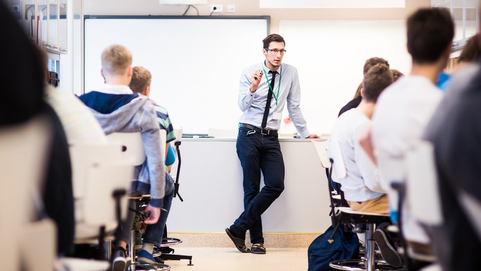 Un profesor dando clases en Estonia.