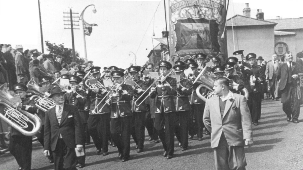 Духовой оркестр Ellington Colliery выступает на параде в день пикника