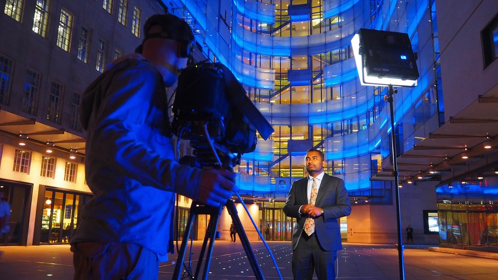 Амол Раджан возле Нового вещательного дома BBC