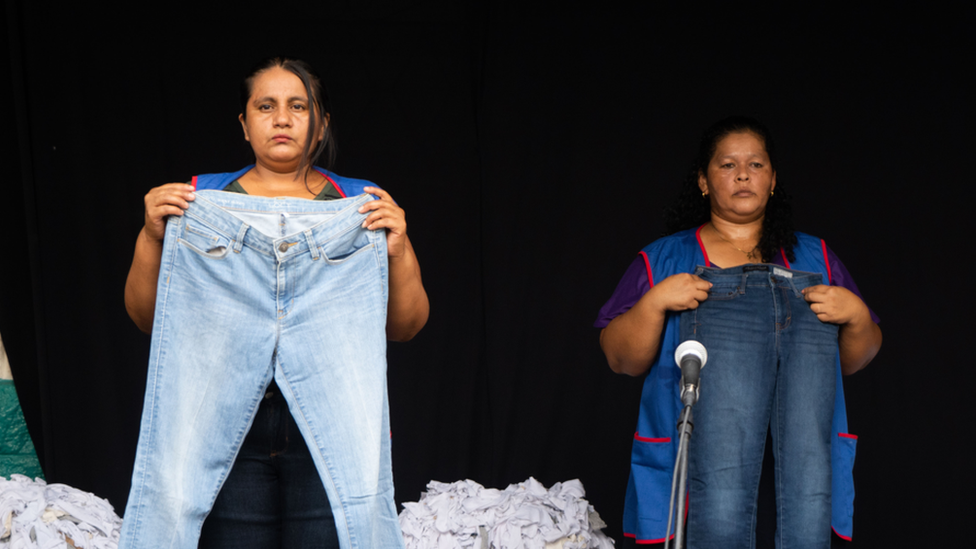 Wendy Hernández (izquierda) y Evelyn Chileno, de La Cachada, actúan durante una presentación.