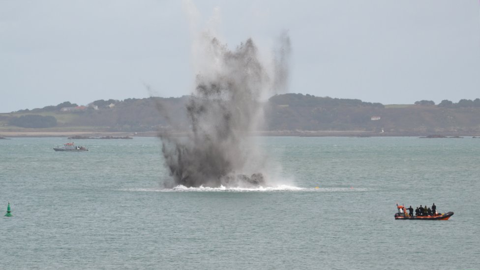 Бомба взорвалась у острова Гернси