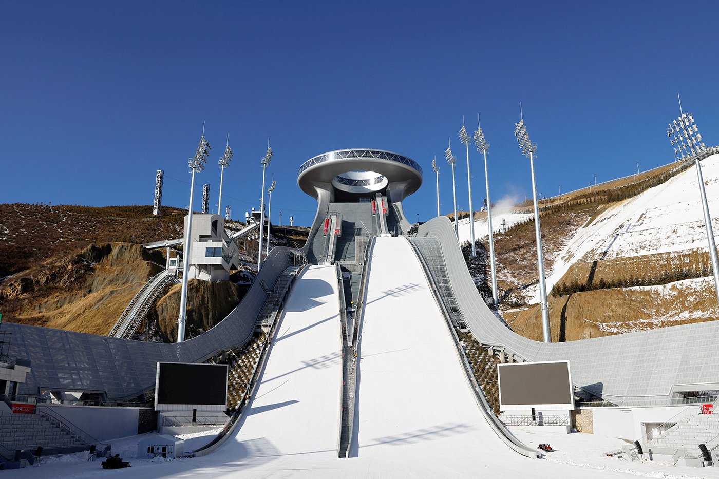 跳台滑雪中心的建築設計類似於中國傳統的如意。