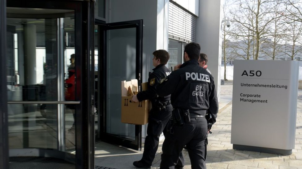 Полицейские несут коробки во время обыска штаб-квартиры немецкого производителя автомобилей Audi
