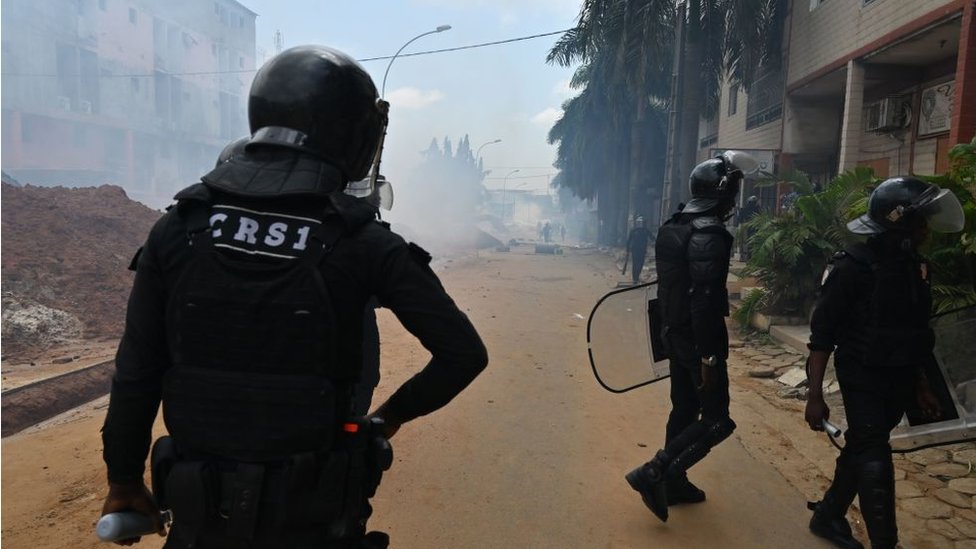 Ивуарийская полиция по борьбе с беспорядками использует слезоточивый газ для разгона сторонников оппозиции в Блокхаусе, Абиджан.