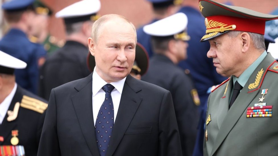 Vladimir Putin junto a un militar en una actividad del ejército ruso