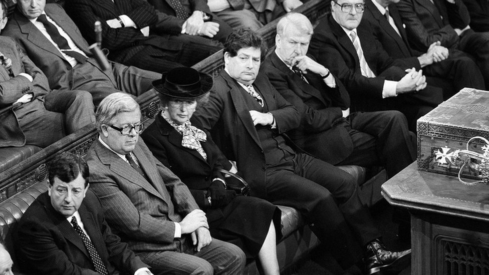 Маргарет Тэтчер и ее кабинет на правительственной скамейке в Палате общин, 12 ноября 1986 г.