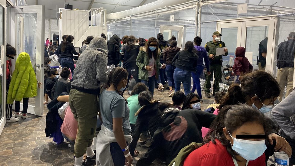Migrantes en un centro de detención temporal en la ciudad de Donna (Texas).