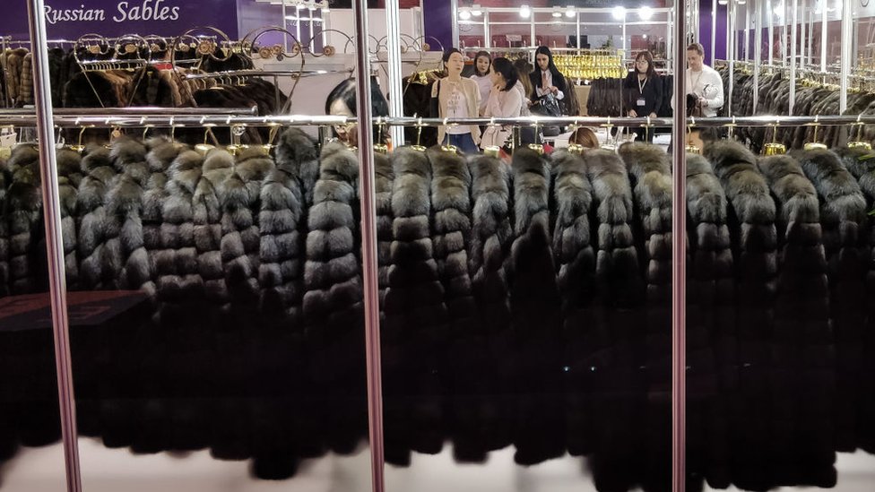 Sacos de pieles de animales en exposición en China.