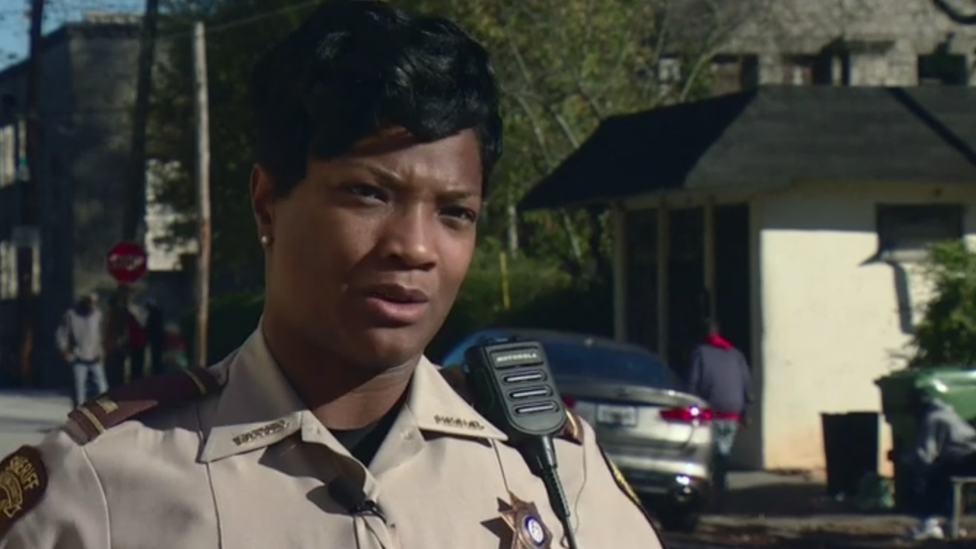 Los niños pueden pensar que la violencia callejera "es lo normal", pero nosotros sabemos que no lo es, dice la teniente Shavonne Edwards. Teniente Shavonne Edwards, de la oficina del sheriff del Condado de Fulton.