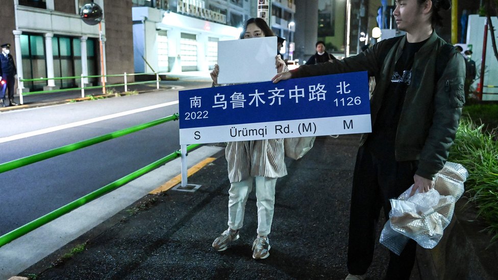 Manifestantes con un cartel en Tokio.