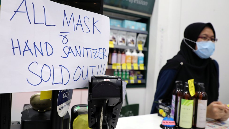 1月28日，馬來西亞一家藥房貼出的告示：口罩和消毒液售馨