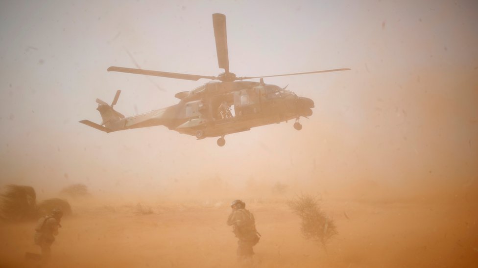 Военный вертолет NH 90 Caiman взлетает во время региональной операции по борьбе с повстанцами Бархан в Мали - октябрь 2017 г.