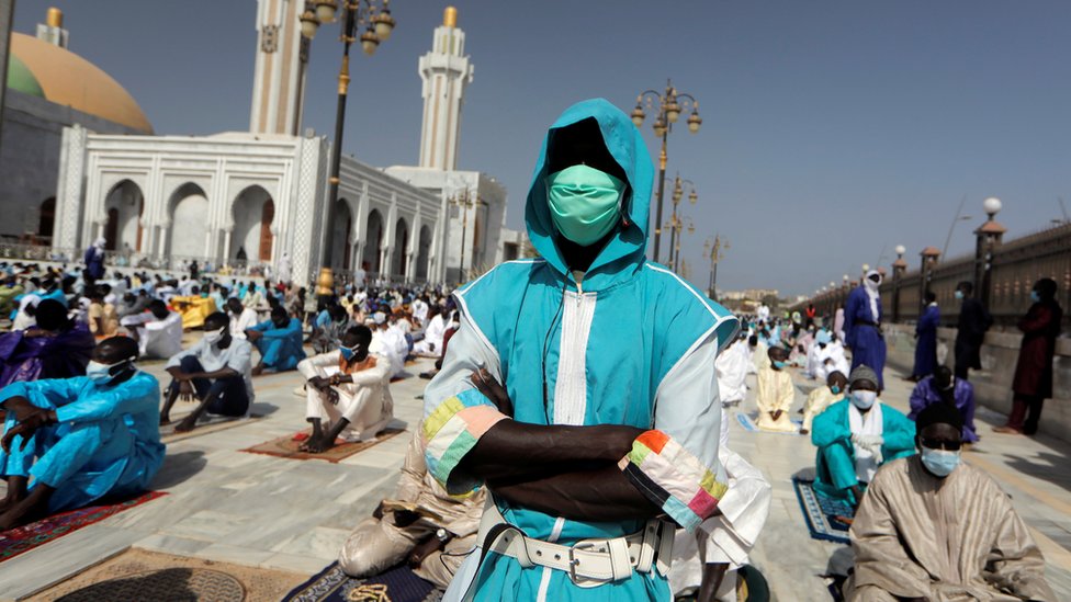 مصلون في السنغال يؤدون صلاة العيد