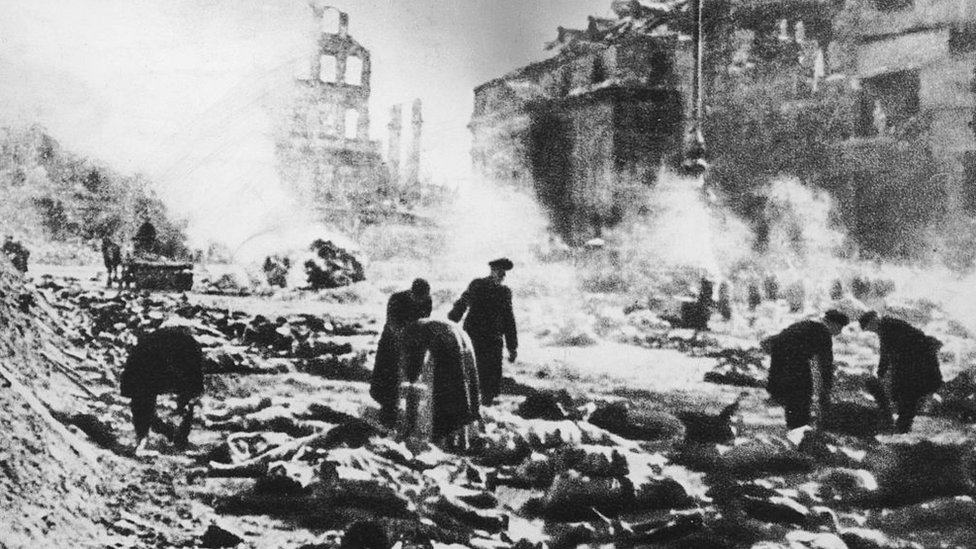 Bombardımandan sonra Dresden sokaklarındaki cesetler