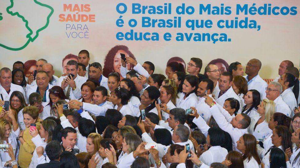 En 2016, Dilma Rousseff inaugura una nueva fase del programa Más Médicos, rodeada por profesionales de la salud, incluyendo algunos cubanos