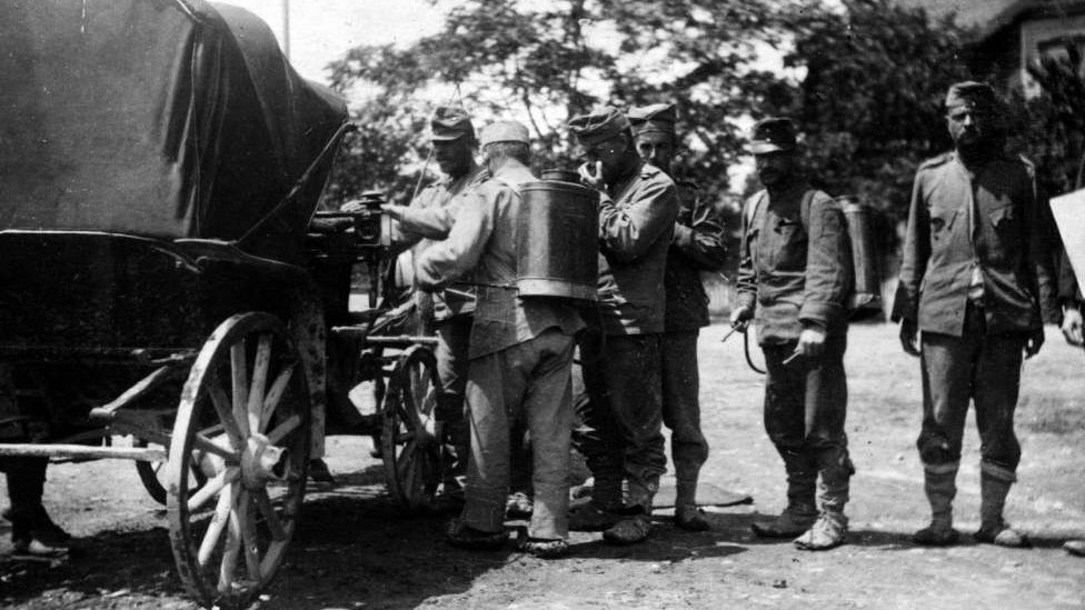 Austrougraski zatvorenici dezinfikuju kočiju u Nišu 1915.