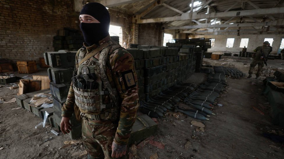 Un soldado ucraniano junto a unos morteros incautados a los rusos.