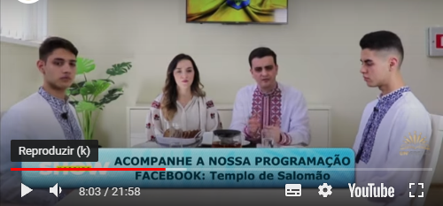 Pessoas com trajes típicos ucranianos sentadas em transmissão no YouTube