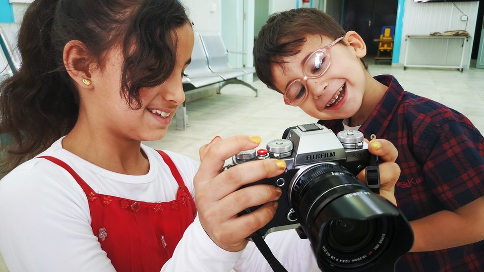Дети-беженцы с фотоаппаратом