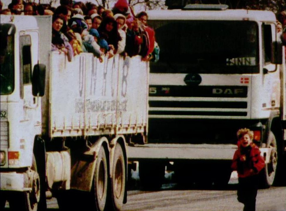 Грузовики ООН везут беженцев из Сребреницы 31 марта 1993 г.